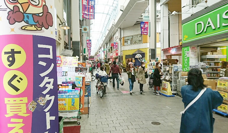 高円寺の商店街。
