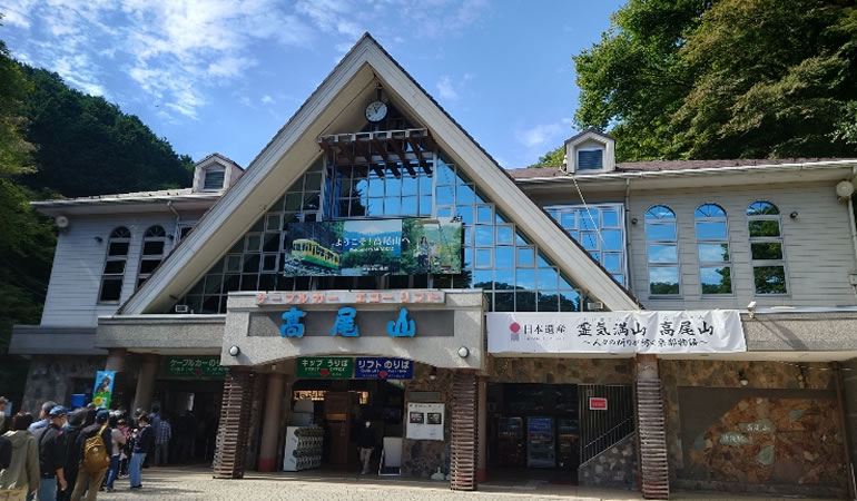 ケーブルカー、リフト乗り場