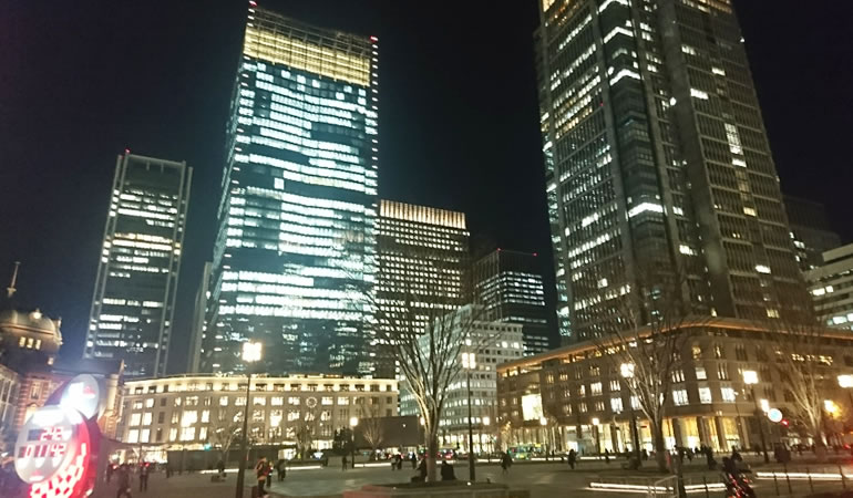 東京駅側のオフィース街の夜の風景