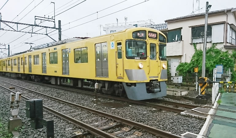 西武新宿線の黄色い電車