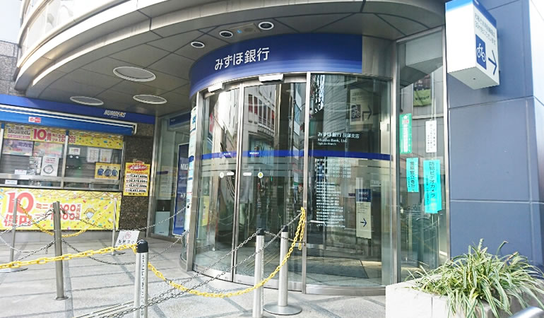 みずほ銀行荻窪支店。荻窪駅周辺には、いくつもの銀行が集まっていますから、相続手続きをするのに便利な時があります。